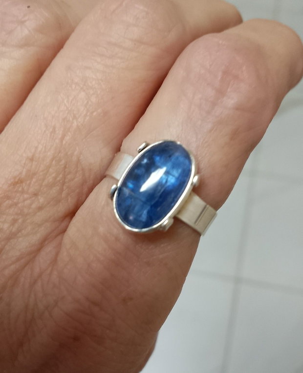 Inel argint și kianit albastru in ramă de argint, reglabil