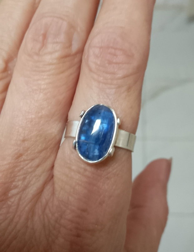 Inel argint și kianit albastru in ramă de argint, reglabil