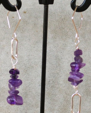 Cercei handmade din cipsuri din ametist si zale din alama placate cu argint