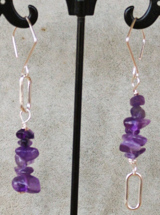 Cercei handmade din cipsuri din ametist si zale din alama placate cu argint