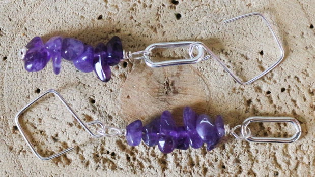 Cercei handmade din cipsuri din ametist si zale din alama placate cu argint