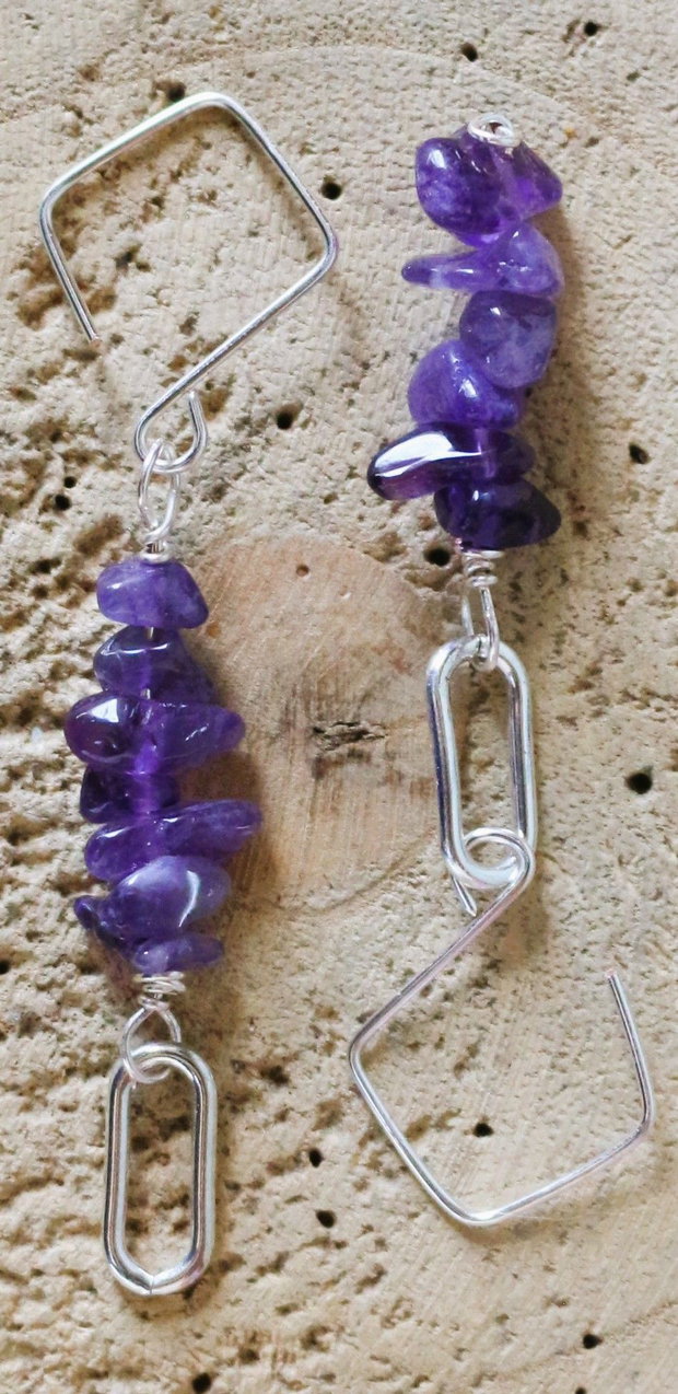 Cercei handmade din cipsuri din ametist si zale din alama placate cu argint