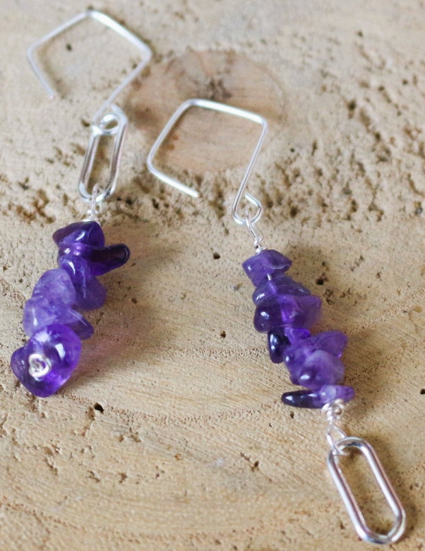 Cercei handmade din cipsuri din ametist si zale din alama placate cu argint