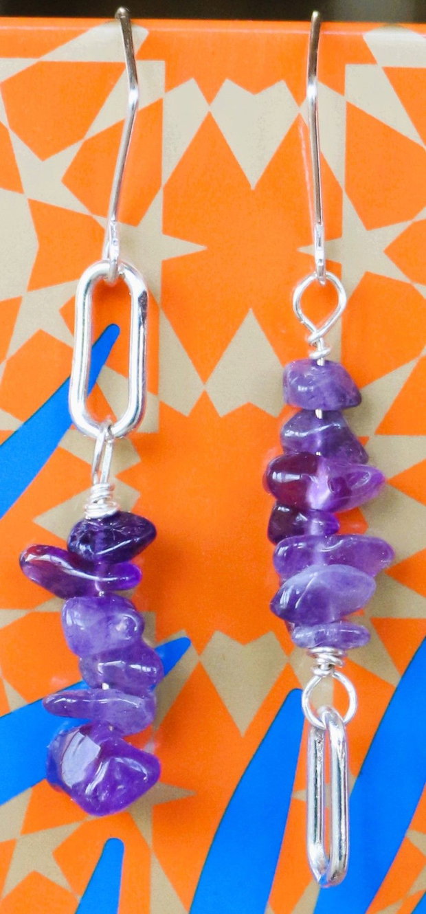 Cercei handmade din cipsuri din ametist si zale din alama placate cu argint