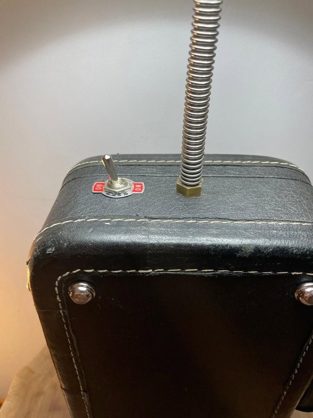 Lampă de masă unică, creată manual din mini valiză vintage