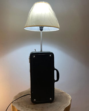Lampă de masă unică, creată manual din mini valiză vintage