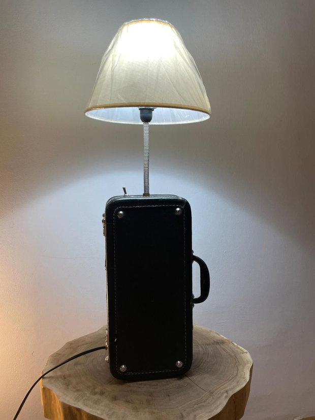 Lampă de masă unică, creată manual din mini valiză vintage