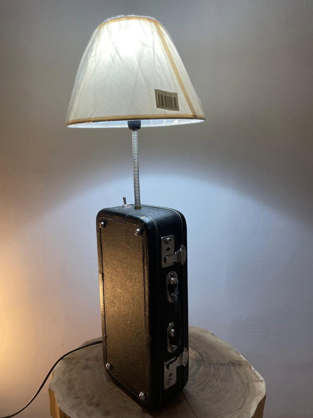 Lampă de masă unică, creată manual din mini valiză vintage