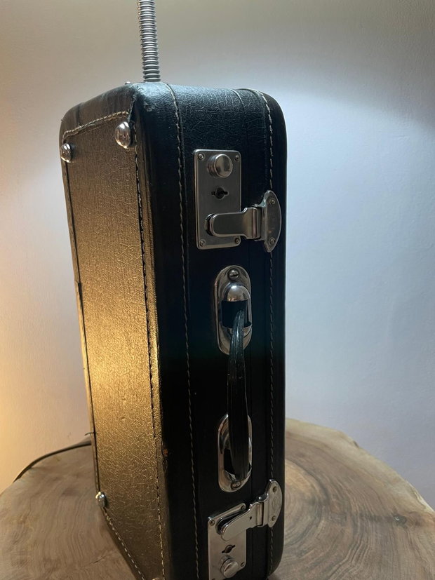 Lampă de masă unică, creată manual din mini valiză vintage