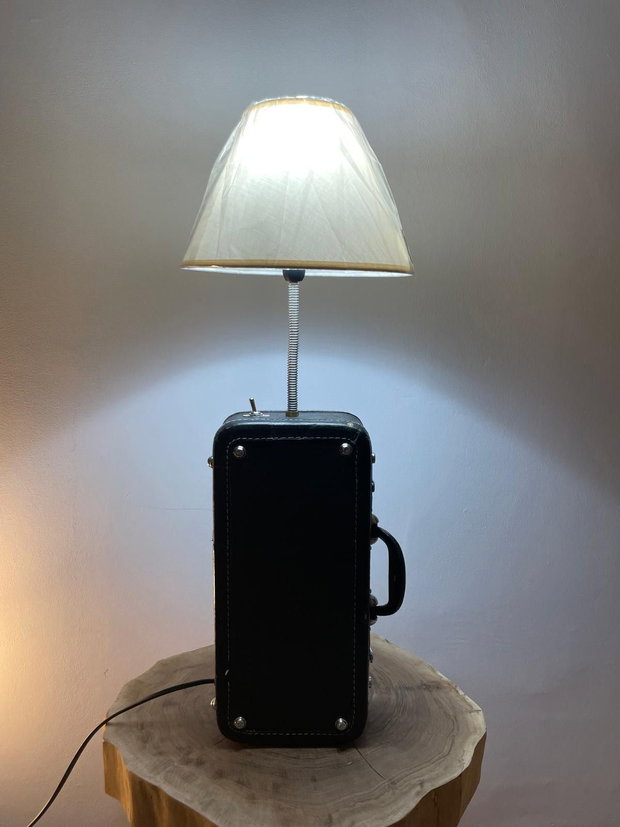 Lampă de masă unică, creată manual din mini valiză vintage