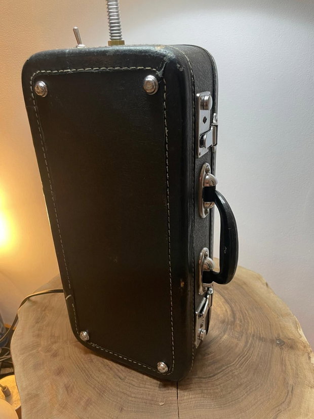 Lampă de masă unică, creată manual din mini valiză vintage