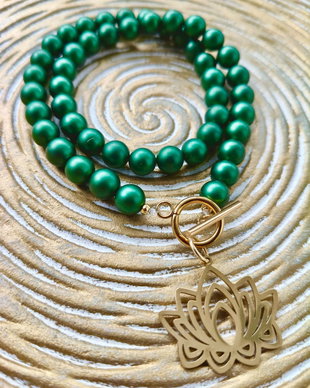 Colier perle de Mallorca verde mat & floare de lotus aurie