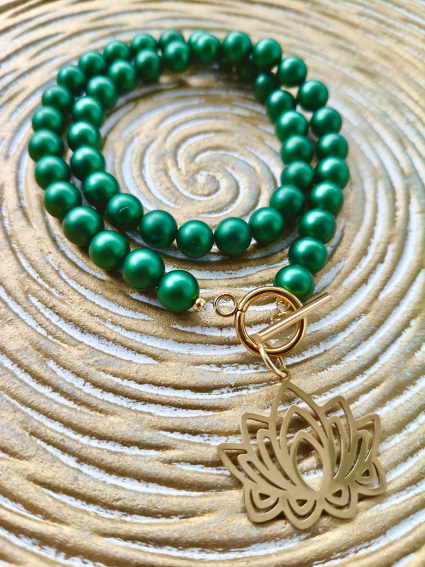 Colier perle de Mallorca verde mat & floare de lotus aurie