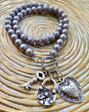 Colier perle de Mallorca gri mat & accesorii zamac argintat