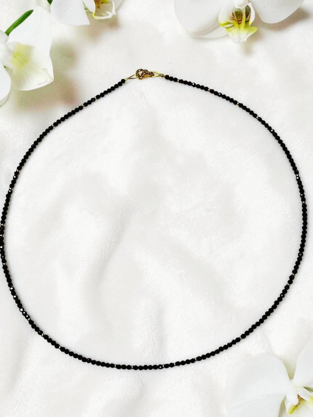 Colier choker cristale negre fațetate aurii