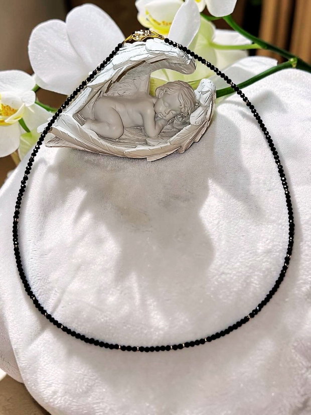 Colier choker cristale negre fațetate aurii