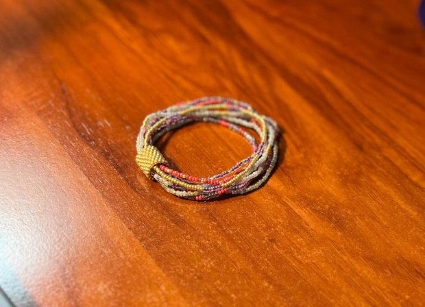 Brățară Handmade Multistratificată Mix Vibrant de Mărgele și Detalii Aurii
