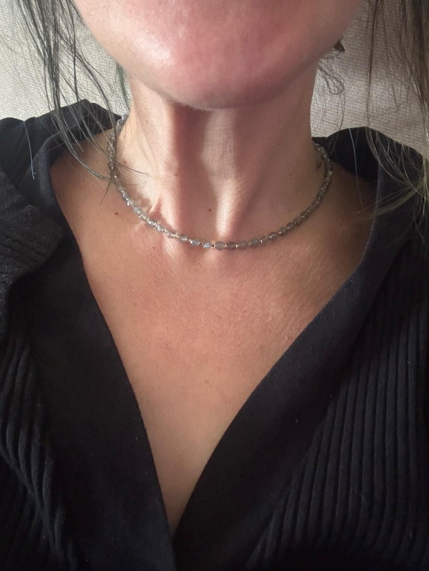 Colier la baza gatului din cubulete de labradorit fatetat si accesorii metalice din argint 925