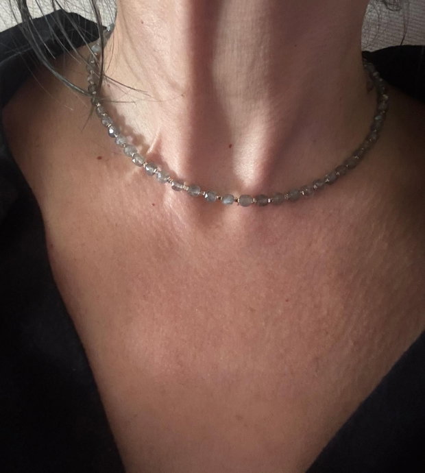 Colier la baza gatului din cubulete de labradorit fatetat si accesorii metalice din argint 925