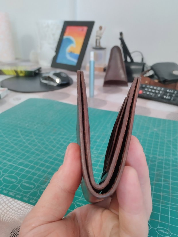 Portofel din piele naturala lucrat manual