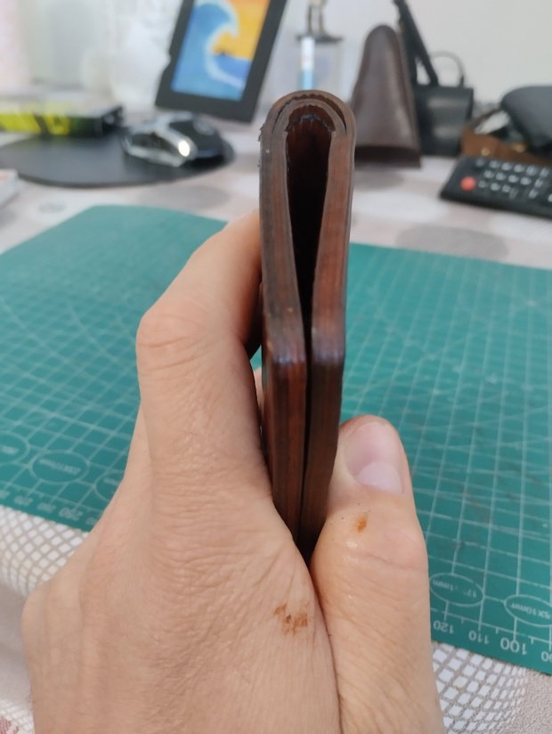 Portofel din piele naturala lucrat manual