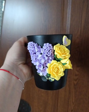 Cana cu flori: liliac și trandafiri din lut