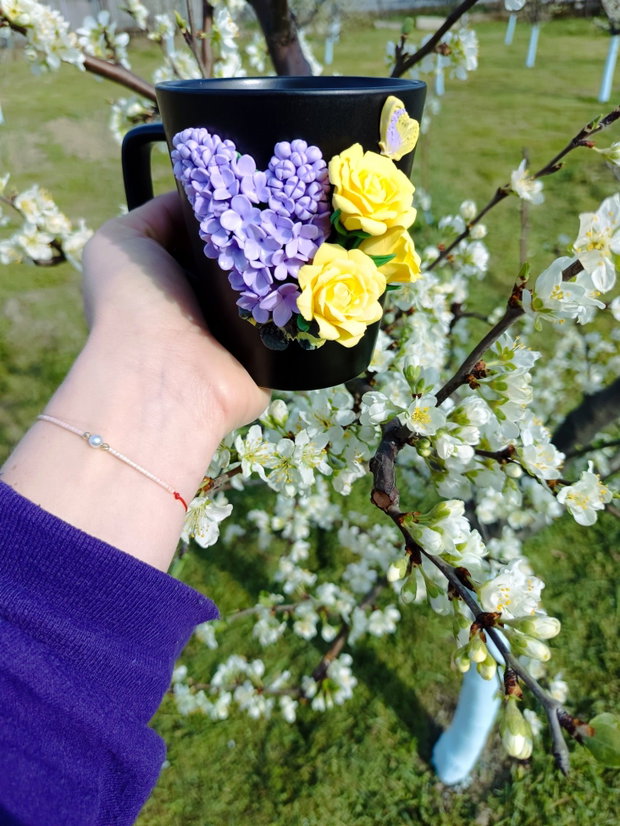 Cana cu flori: liliac și trandafiri din lut