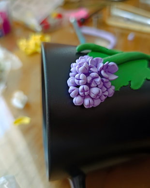 Cana cu flori: liliac și trandafiri din lut