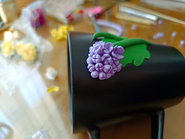 Cana cu flori: liliac și trandafiri din lut