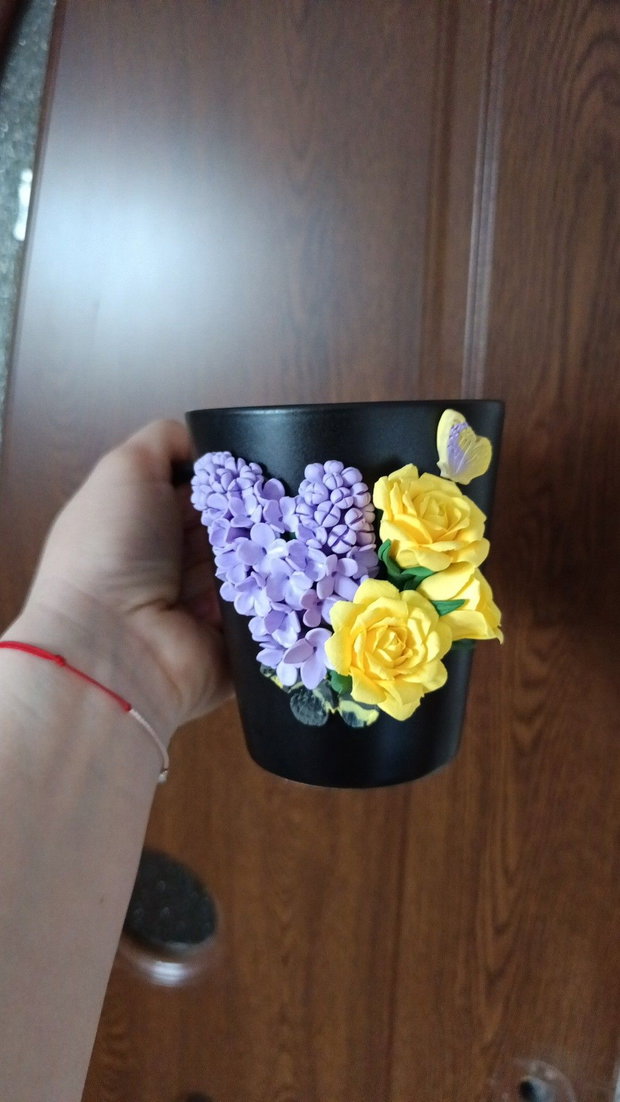 Cana cu flori: liliac și trandafiri din lut