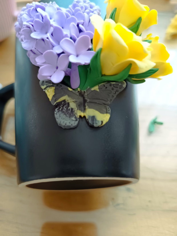 Cana cu flori: liliac și trandafiri din lut