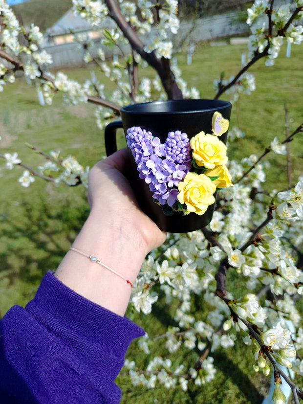 Cana cu flori: liliac și trandafiri din lut