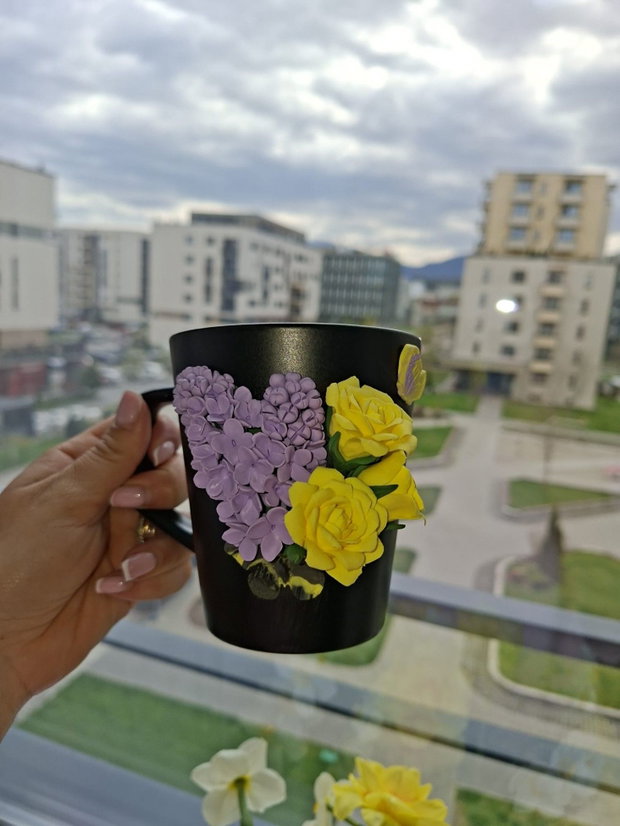 Cana cu flori: liliac și trandafiri din lut