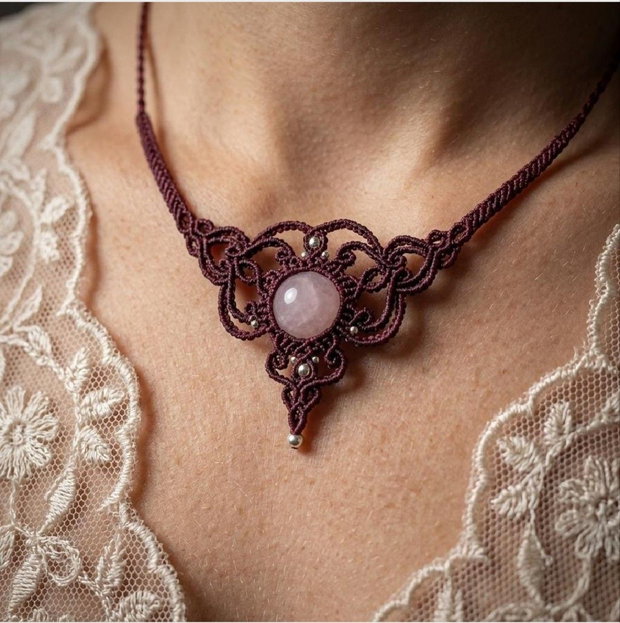 Colier Micromacrame Delicat Bohemian cu Cuart Roz