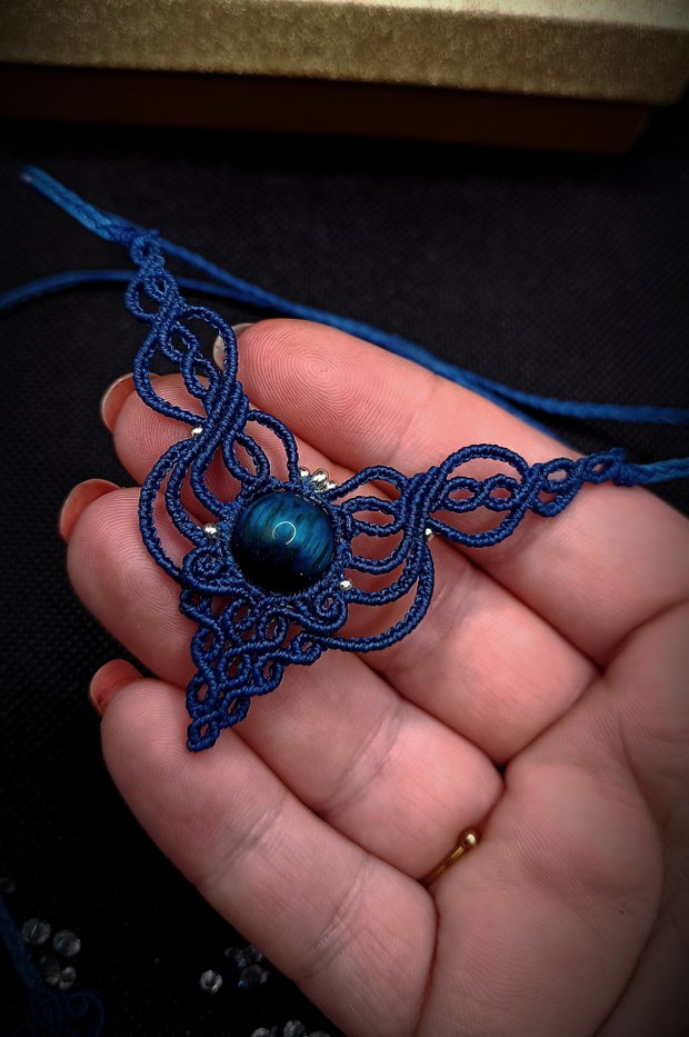 Colier Delicat Micromacrame Albastru Regal cu Ochi de tigru