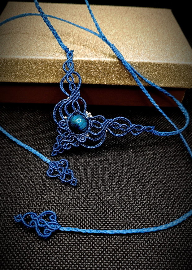 Colier Delicat Micromacrame Albastru Regal cu Ochi de tigru