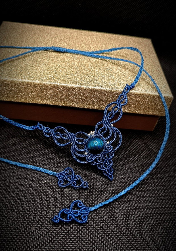 Colier Delicat Micromacrame Albastru Regal cu Ochi de tigru