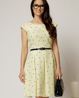 Rochie scurta galbena in clos cu buline si curtea in talie