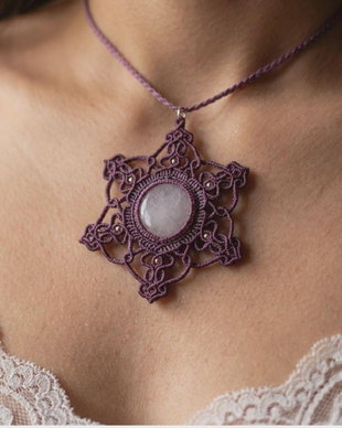 Pandantiv Amuleta Mandala Micromacrame cu Cuart Roz
