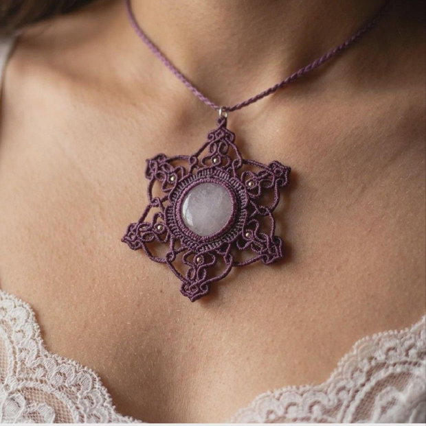 Pandantiv Amuleta Mandala Micromacrame cu Cuart Roz