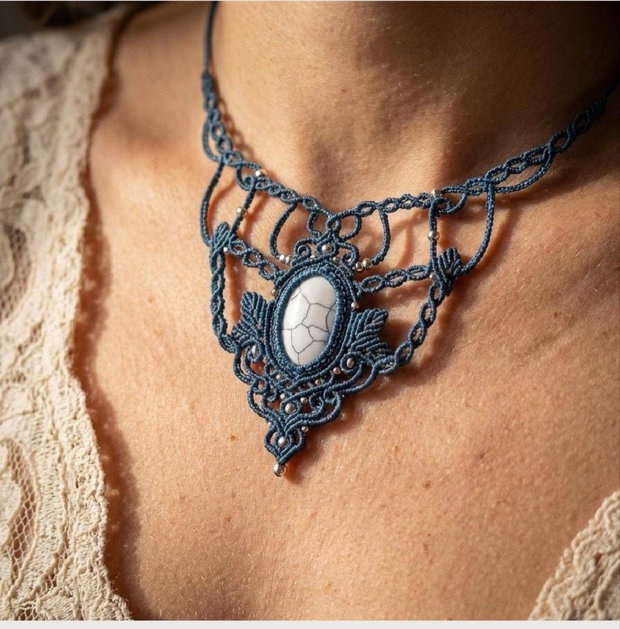 Colier frunze turcoaz micromacrame Howlit