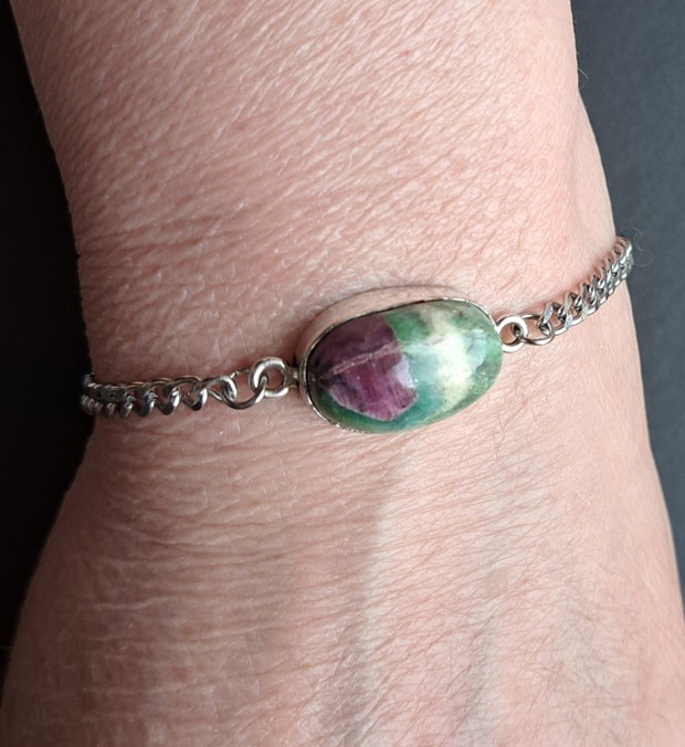 Bratara handmade ruby in fuchsite