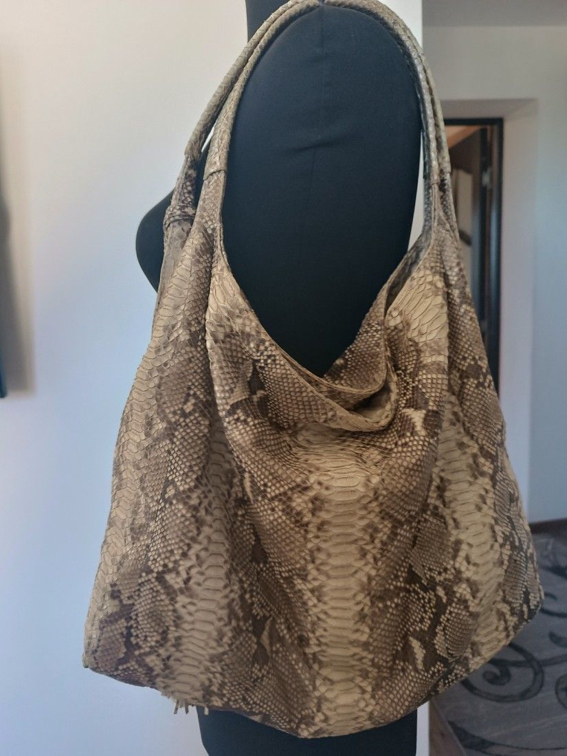 Geanta din piele de șarpe, piton