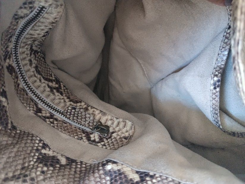 Geanta din piele de șarpe, piton
