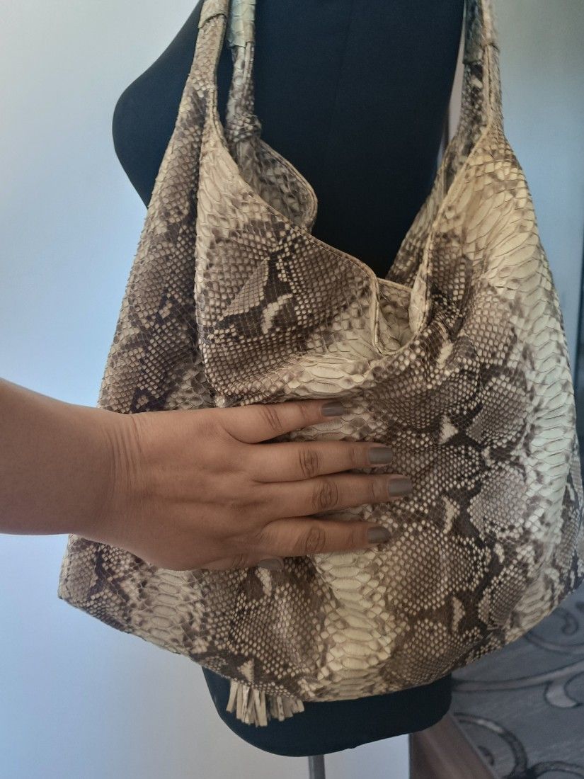 Geanta din piele de șarpe, piton