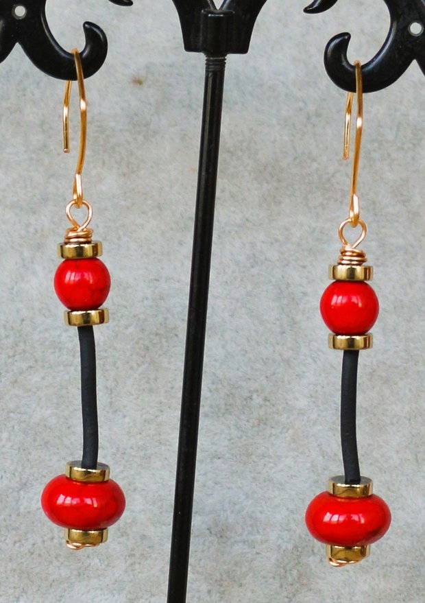 Set cercei si bratara handmade cu sfere din howlit si hematit