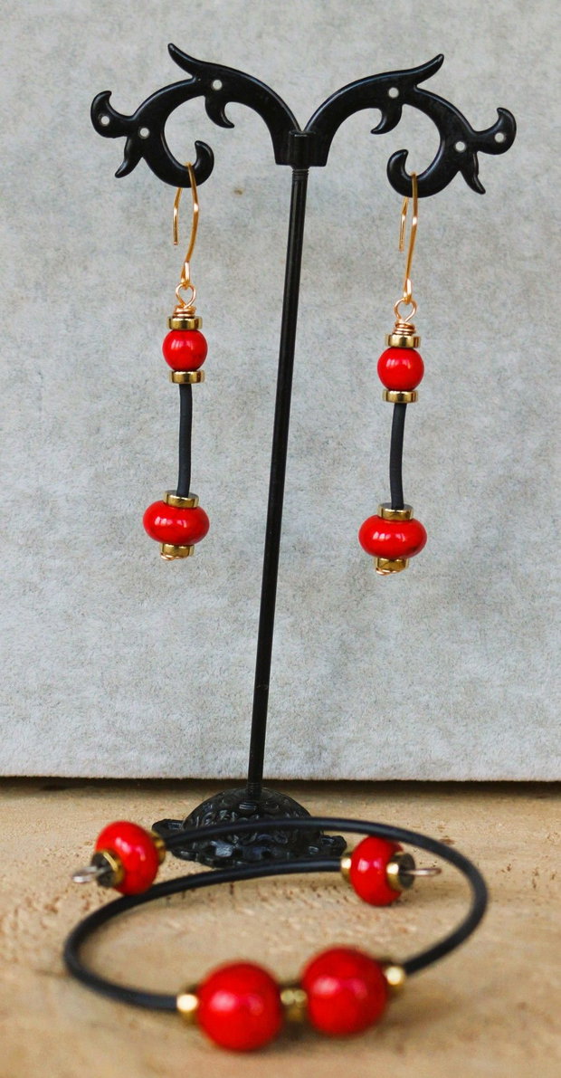 Set cercei si bratara handmade cu sfere din howlit si hematit