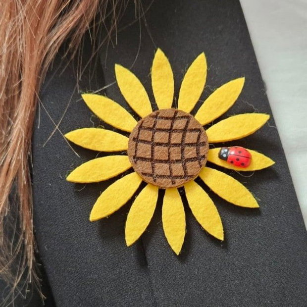 Broșă din Fetru pentru Zile Luminoase