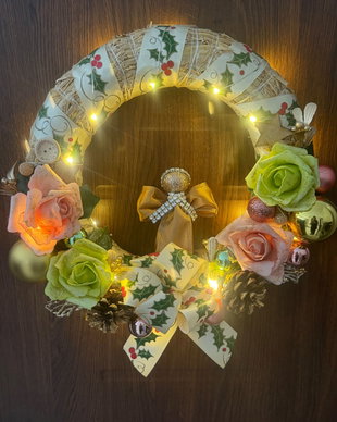 Coroniță Crăciun handmade 35 cm cu luminite, îngeraș, trandafiri și globuri  decor ușă / perete