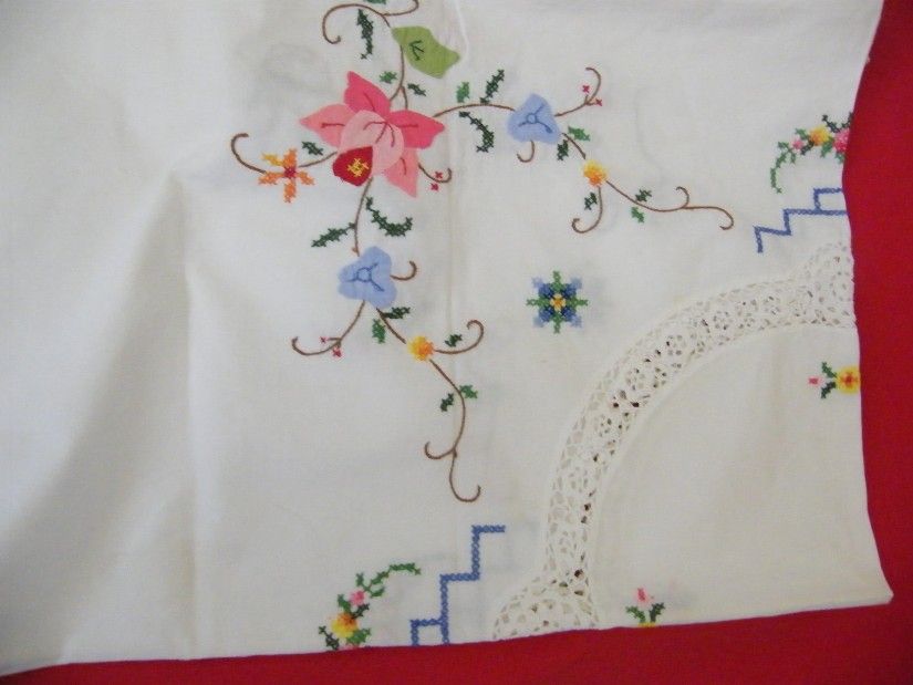 Fata de masa broderie dantela aplicatii